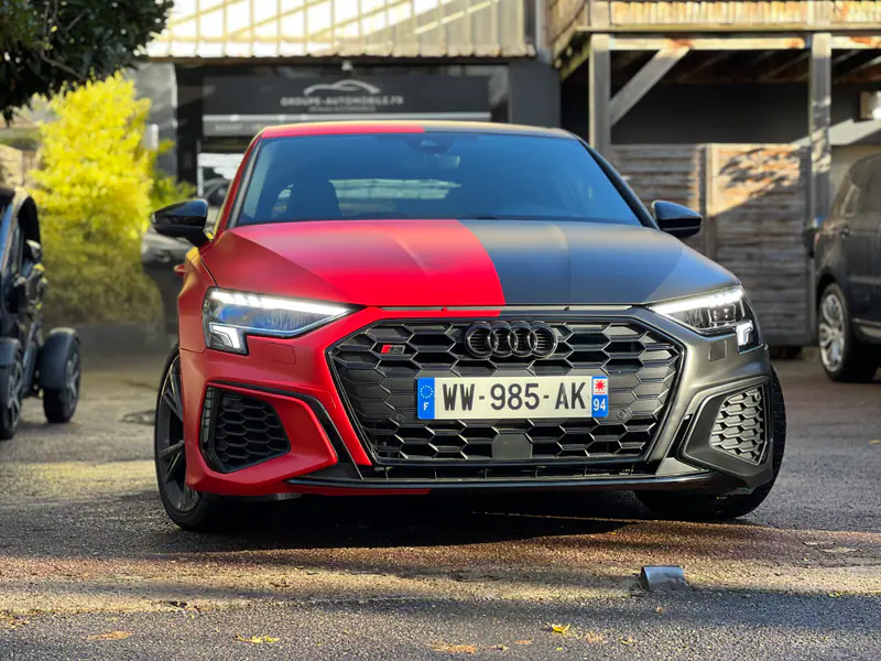 Audi S3, Covering bi-ton rouge satiné et noir satiné