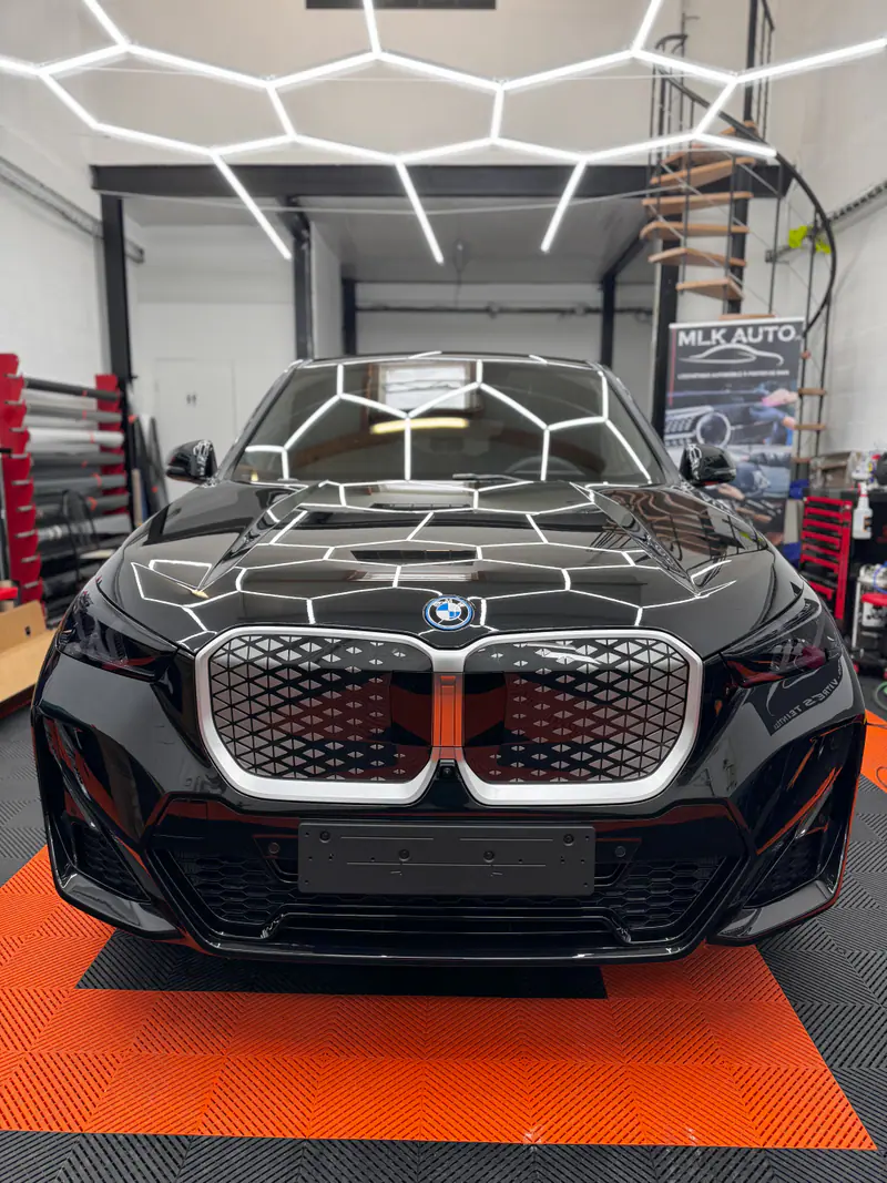 BMW iX1 noir avec vitres teintées et PPF, face avant