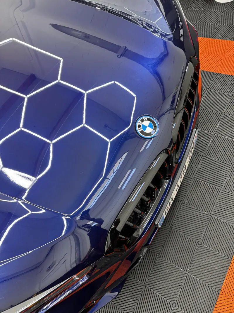 Capot brillant du BMW X5 M50 après la pose du PPF