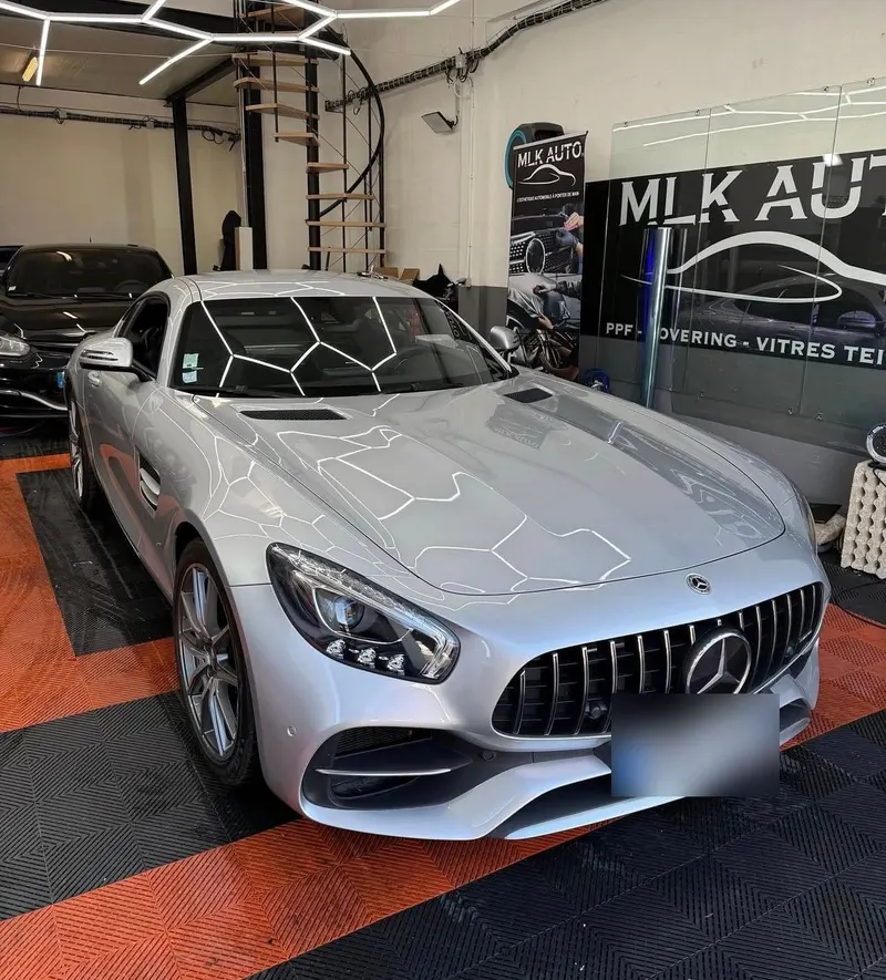 Mercedes-AMG GT argent avant le covering, dans l’atelier MLK Auto