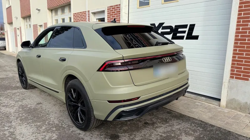 Audi Q8, Covering vert kaki mat + film irisé sur le pare-brise