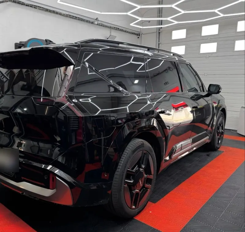 Kia EV9 noir brillant avant le covering, dans l’atelier MLK Auto