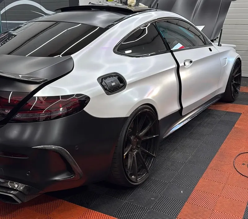 Mercedes Classe C Coupé, Covering bi-ton blanc nacré et noir mat