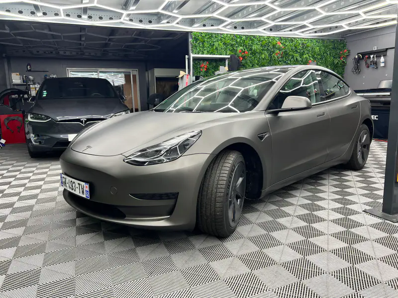 Tesla Model 3, Covering anthracite