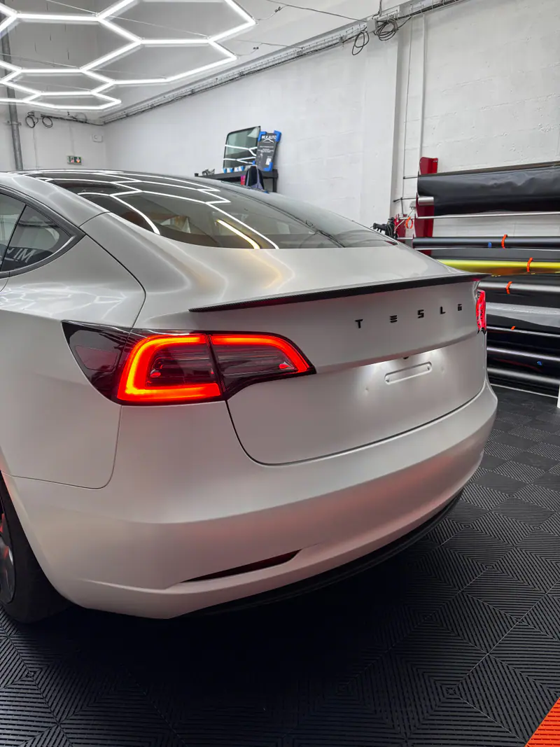 Tesla Model 3, Covering blanc nacré satiné