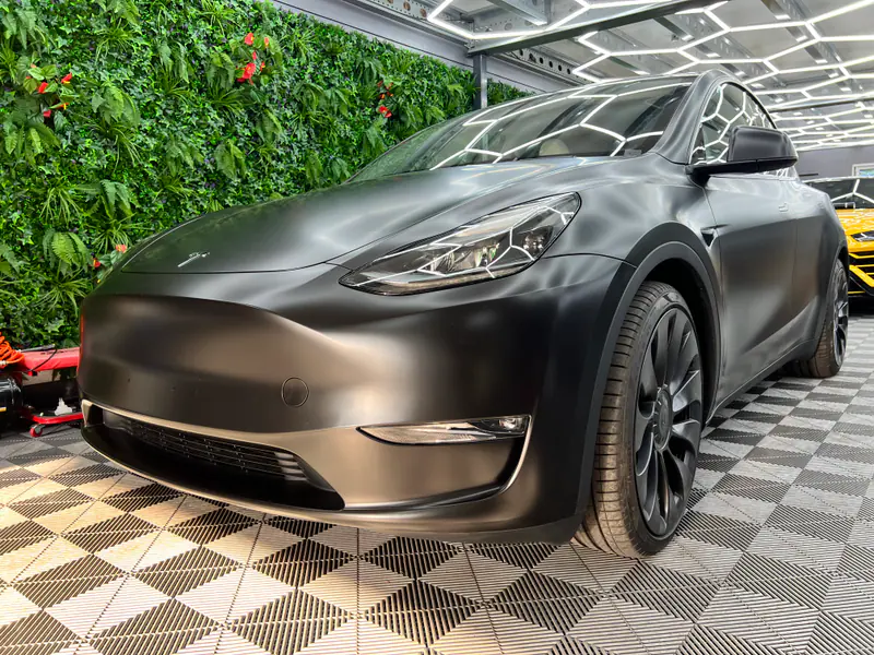 Tesla Model Y, Covering noir satiné