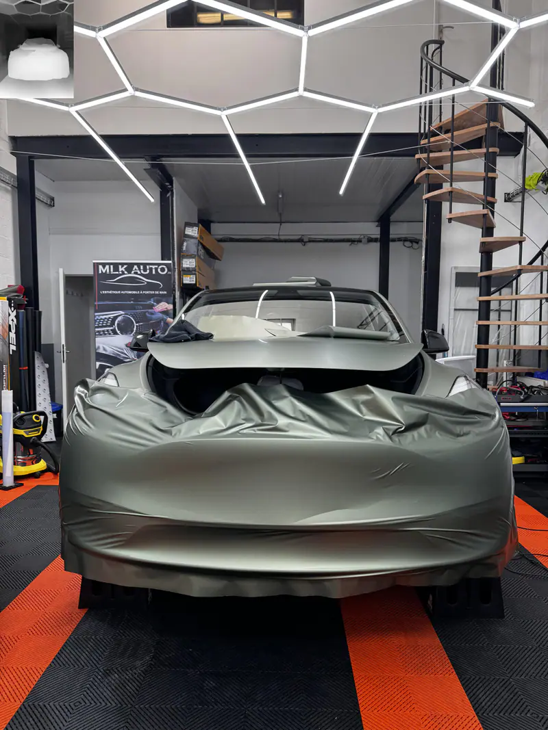 Tesla Model Y pendant la pose du covering sur le hayon