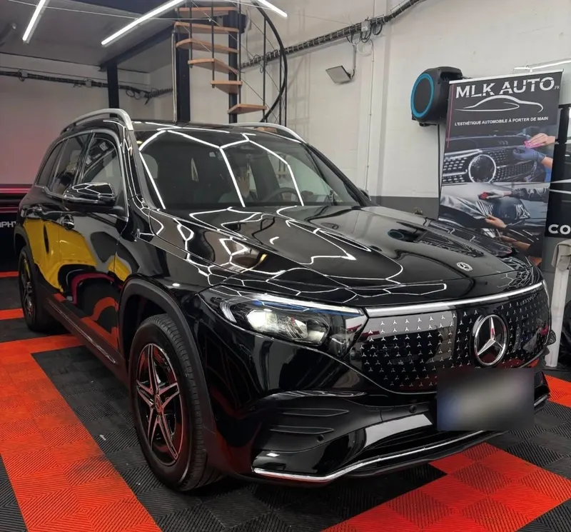 Mercedes EQB noir brillant avant le passage à l’atelier, vitres d’origine