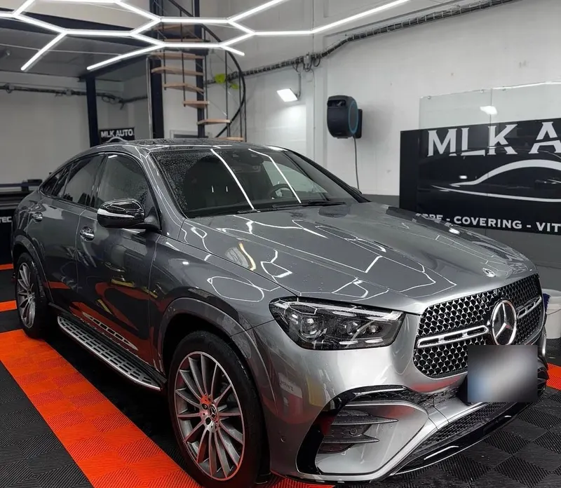 Mercedes GLE Coupé gris avant le passage à l’atelier, vitres d’origine